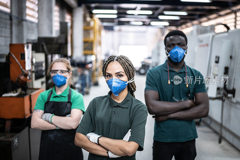 工厂/工业工人的肖像——戴着口罩
